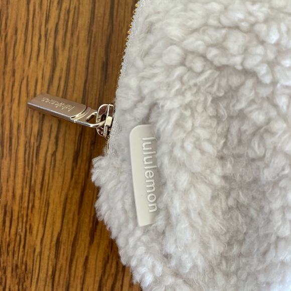 Lululemon belt bag- new/never used - Picture 3 of 6